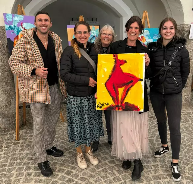 Das Interesse der Bevölkerung und der Gäste war sehr groß und die Künstler/innen, hier im Bild von links nach rechts, Ivan Rykhlo, Edina Tarfarkas-Czajlik, Brigitta Peinsipp, Elisabeth Ramsauer (mit in der Hand einem Kunstwerk von Mundmaler Paulus Ploier) und Nicole Blechinger, freuten sich darüber natürlich sehr. | Foto: VKA (Verein Kitzbühel Aktiv)