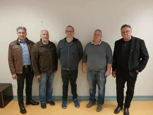 Die neue Spitze der Feuerwehr Welten besteht aus Kommandant Martin Wolf (2. von rechts) und seinem Stellvertreter Gerald Genser (Mitte). Vbgm. Siegfried Niederer, Abschnittskommadnant Erwin Lenauer und Bgm. Franz Josef Kern (von links) gratulierten. | Foto:  Feuerwehr Welten