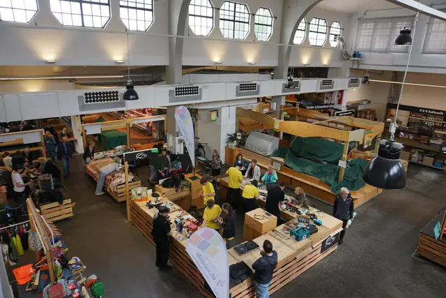 Die freiwilligen Helferinnen und Helfer des Repair Cafe in der Markthalle Innsbruck | Foto: Huber