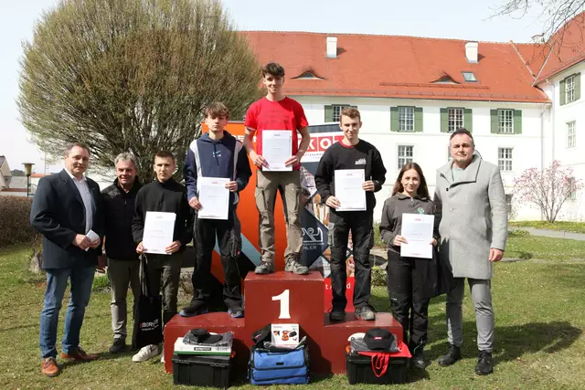2. Lehrjahr: Christoph Grünwald (Landesinnungsmeister), Claus Holzer (Berner), Bewerbsteilnehmer Jozsef Meszaros (GH-Möbeltischlerei Hoffmann), der Zweitplatzierte Joshua Woltran (Neudörfler Office Systems), Sieger Sandro Stransky (Tischlerei Ecker), der Drittplatzierte Tobias Deutsch (Tischlerei Schweitzer), Bewerbsteilnehmerin Johanna Schmidt (GH-Möbeltischlerei Hoffmann) und Thomas Kornfeind (Fachgruppengeschäftsführer der Tischler und Holzgestalter Burgenland) (v. l.). | Foto: Alexander Grübling 
