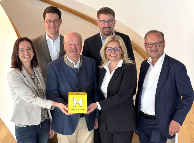 Die neue Geschäftsleitung des Hilfswerk Salzburg (v.li.) mit dem Präsidenten: Mag. Theresa Kaserer-Peuker, Florian Scheicher, KommR DI (BA) Christian Struber MBA, Simon Radlinger LLM.oec, Elke Schmiderer MBA, Mag. Hermann F. Hagleitner MBA. | Foto: Hilfswerk Salzburg