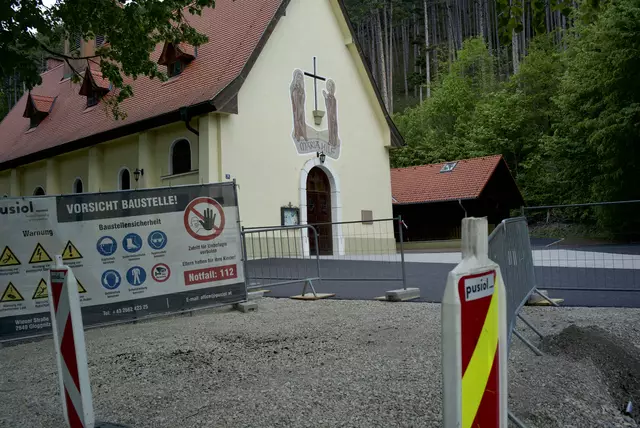 Vorsicht, Baustelle: es entsteht ein asphaltierter Parkplatz. | Foto: Santrucek