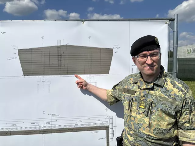 Oberst Günter Rath mit dem Plan für das Flugdach | Foto: MeinBezirk 