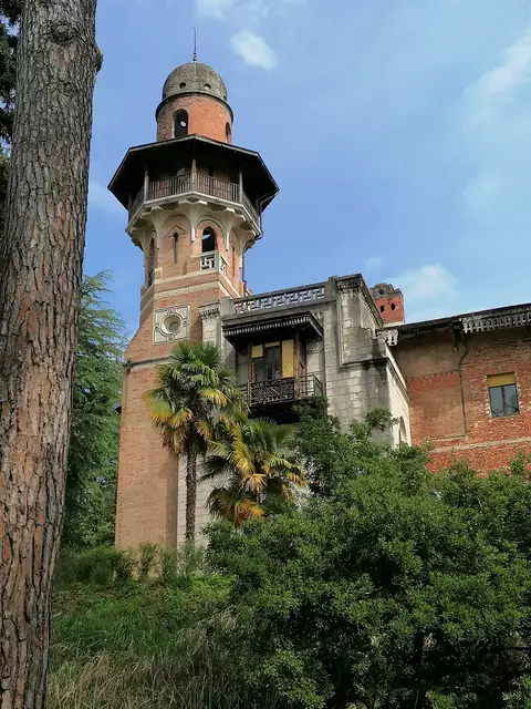 Kulturfahrt zu "Kunst der Meister": 3. Station: Park und Villa Rafut: Tropische Vegetation und exotische Baukunst! 