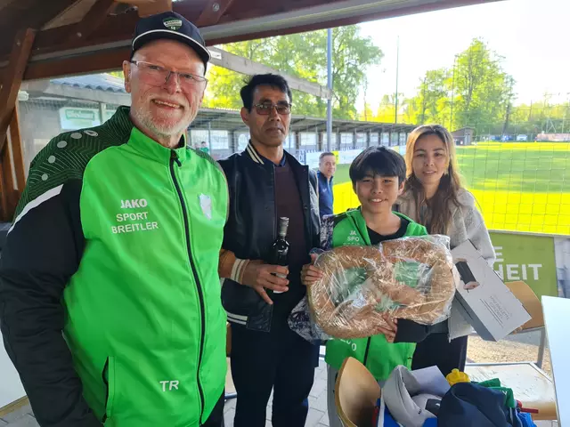 Dawuod, Zahra und Edris Jaqubi gewannen den ersten Preis bei der Tombola.


 | Foto: Cornelia Strobl