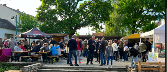 Das neue Kirtagsdorf am Joiser Hauptplatz wurde belebt von der UTTV-Jois-Spritzerhütte, der Gasthaus-Rausch-Hütte und dem Joiser-Jugend-Slushy-Standl | Foto: Jois Info