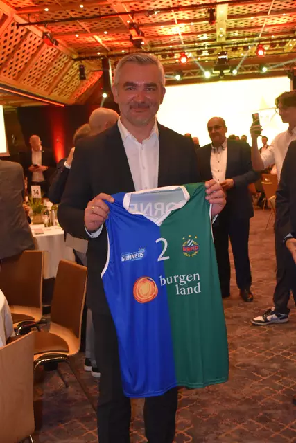 Sportlandesrat Heinrich Dorner zeigt sein Gunners-Rapid-Leiberl. | Foto: Michael Strini