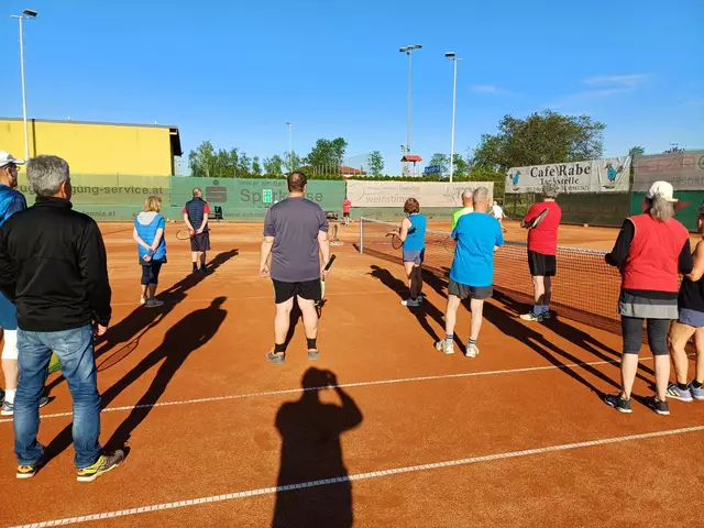 Die Tennisplätze wurden vor dem Spiel genau unter die Lupe genommen. | Foto: Markus Kahrer
