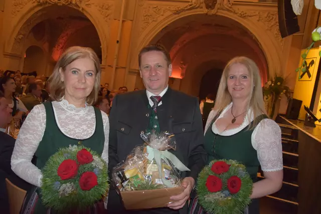 Elke Pichler, Harald Reiter und Ingrid Haubner wurden für langjährige Treue geehrt. | Foto: Verderber, RB/Hartleb