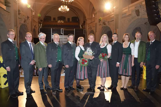Der Vorstand der Raiffeisenbank Zirbenland mit Gästen und geehrten Mitarbeitern. | Foto: Verderber, RB/Hartleb