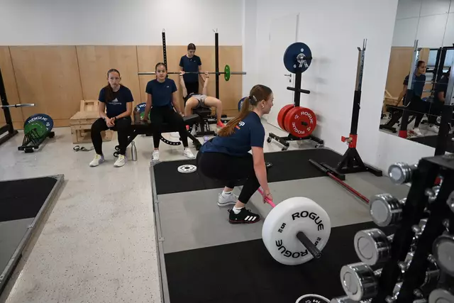 Die Athletinnen und Athleten im Kraftraum. Jeden Dienstag und Donnerstag geht es in der Früh zum Training. | Foto: Königer