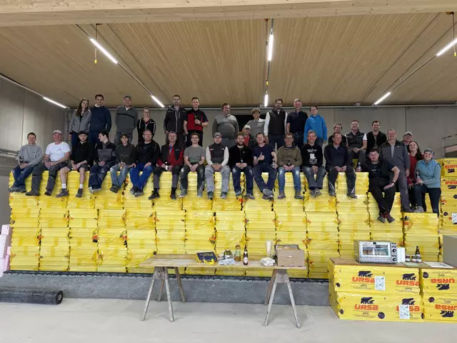 Viele fleißige Helfer packen selbst beim neuen Multivereinshaus mit an. | Foto: Bfkdo. Amstetten