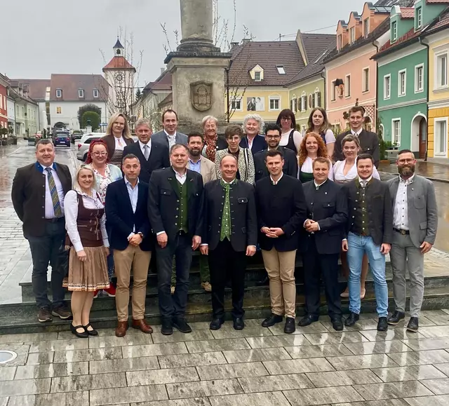 Der neue Gemeinderat von Obdach mit Ehrengästen. | Foto: Taucher