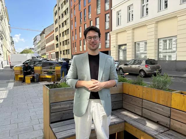 Der designierte Bezirksvorsteher Michael Luxenberger (Grüne) spricht gegenüber MeinBezirk über den Erfolg bei der Wahl. | Foto: Nathanael Peterlini/MeinBezirk