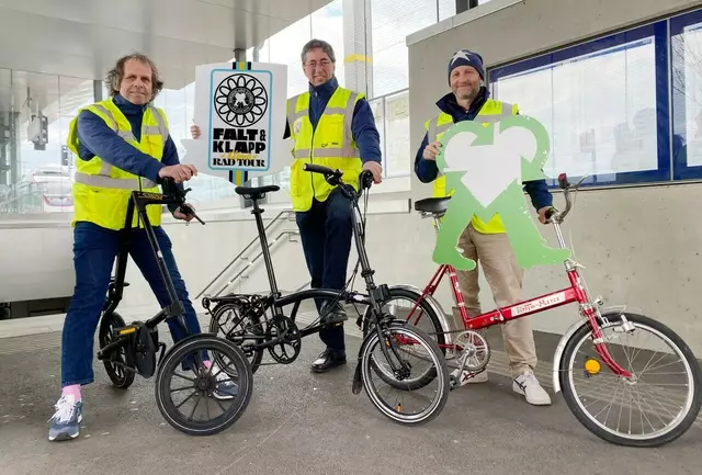 Die Burgenland Extrem Veranstalter (v.l.) Michael Oberhauser, Josef Burkhardt und Tobias Monte laden zur ersten "Falt- und Klapprad Tour" im Burgenland.  | Foto: Burgenland Extrem