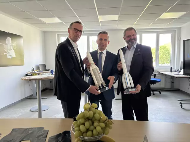 Jochen Danninger, Klubobmann ÖVP Niederösterreich, Wirtschaftsminister Wolfgang Hattmannsdorfer und Wolfgang Pawlinetz, Geschäftsführer Beyond Gravity Austria mit Raketen des Typs Ariane. | Foto: Preineder