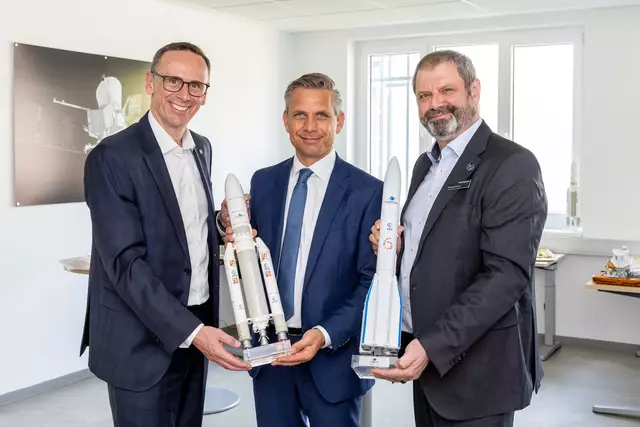 Jochen Danninger, Klubobmann ÖVP Niederösterreich, Wirtschaftsminister Wolfgang Hattmannsdorfer, Wolfgang Pawlinetz, Geschäftsführer Beyond Gravity Austria (von links). | Foto: Anna Rauchenberger, Beyond Gravity