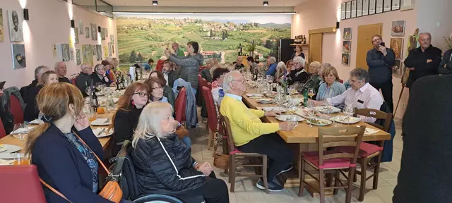 Ein vollbesetzter Ausstellungssaal bei "Kunst der Meister"