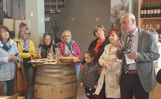 Gäste und Familie des Künstlers Aleksander Velišček bei der Ansprache des Bürgermeisters von Brda, Franc Mužič