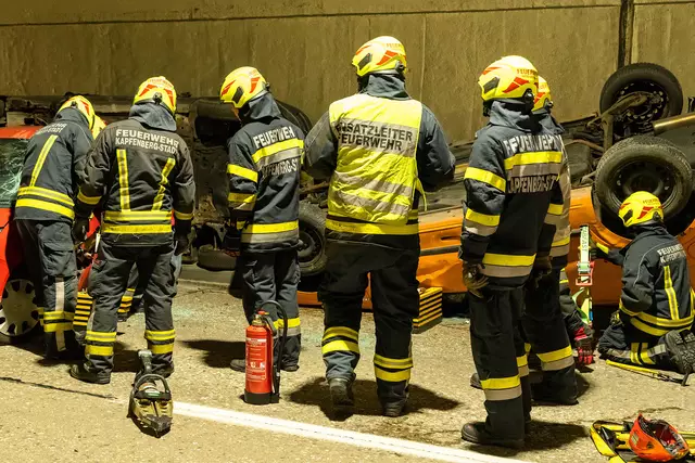 Die Feuerwehren Kapfenberg Stadt, Bruck und St. Marein übernahmen die technische Menschenrettung und setzten dazu hydraulische Rettungsgeräte ein, um die Eingeklemmten aus den deformierten Fahrzeugen zu befreien. | Foto: Rotes Kreuz Lütgendorf
