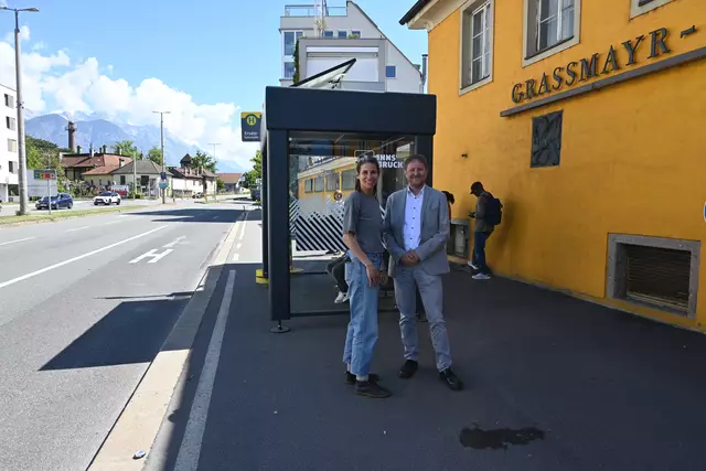 Mobilitätslandesrätin Bex und IVB-Prokurist Allinger-Csollich stellen die mobile Haltestelle bei der Grassmayer-Kreuzung vor. | Foto: Königer