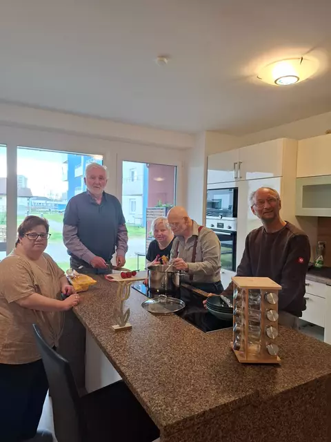 Die Bewohner der Lebenshilfe-Wohngruppe in Braunau fühlen sich wohl in ihrem neuen, barrierefreien Zuhause, das mit Spendengeldern unterstützt wurde. | Foto: Lebenshilfe OÖ