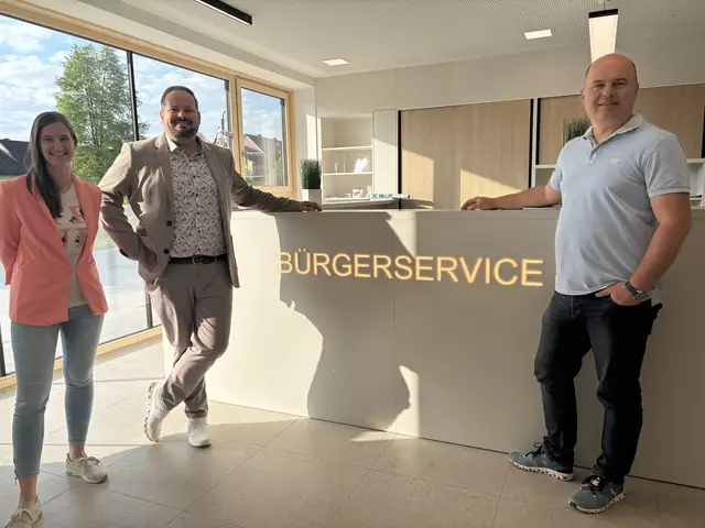 Freuen sich über das neue Gemeindezentrum: Tina Kirchgrabner, Amtsleiter Werner Siegl und Bürgermeister Mario Trinkl (v.l.). | Foto: Elisabeth Kloiber