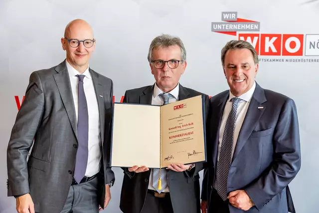 WKNÖ-Direktor Johannes Schedlbauer, der geehrte Kommerzialrat Erich Reiß und WKNÖ-Präsident Wolfgang Ecker (v.l.) | Foto: David Schreiber