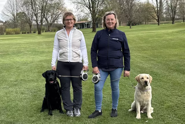 Birgit Dastig und Anna Hirschmann bilden Assistenzhunde aus. Ein Charity-Golfturnier am 17. Mai unterstützt u.a. die Ausbildung von Diabetes-Warnhündin "Lottie" und zeigt auf, welche Leistungen Hunde erbringen können. | Foto: MeinBezirk