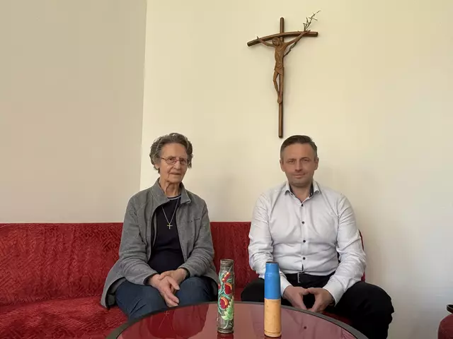 Eine besondere Freundschaft: Schwester Johanna und Volodymyr Horbal arbeiten seit fast 20 Jahren zusammen, um Hilfe für Bedürftige in der Ukraine zu organisieren. Im Vordergrund zwei große Patronenhülsen. Handbemalt und kunstvoll verziert von Frauen und Kindern aus der Ukraine.

 | Foto: Kendlbacher