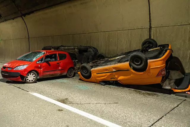 Das Übungsszenario ging von einem Verkehrsunfall mit drei beteiligten Fahrzeugen aus, die sich in Folge des Zusammenstoßes mehrfach überschlagen hatten. | Foto: Rotes Kreuz Lütgendorf