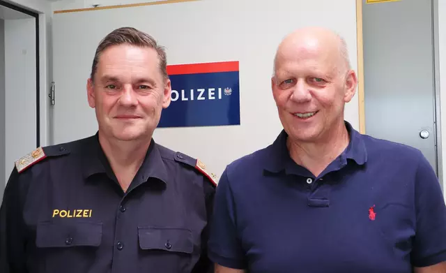 Johann Holzmann (re) verabschiedet sich in die Pension, neuer Inspektionskommandant der Polizeidienststelle Kalsdorf ist Thomas Koppauer.  | Foto: Edith Ertl