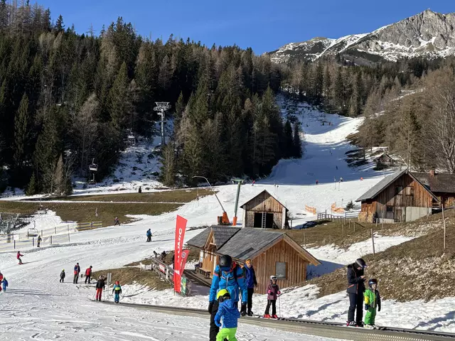 Sonnenschein und milde Temperaturen: während der Weihnachtsferien 2024 gab es keinen Naturschnee und auch zum Beschneien war es zu warm im Skigebiet Brunnalm-Hohe Veitsch. | Foto: Koidl