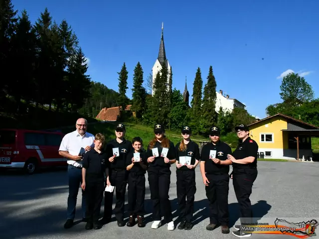 Gemeinsam mit Bürgermeister Kurt Riemer engagierten sich die Jugendlichen der Freiwilligen Feuerwehr in Maria Lankowitz. | Foto: FF Maria Lankowitz/OLM d.V. Kinzer Dominik