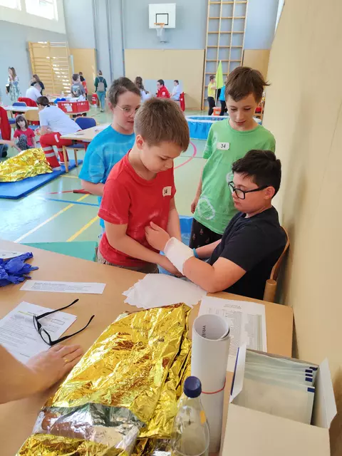 Bei einer Station musste eine starke Blutung versorgt werden. | Foto: RK Ried/Nagl