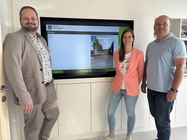 Neuigkeiten aus der Gemeinde rund um die Uhr: Beim Eingang des neuen Gemeindezentrums wurde auch ein 24-Stunden-Foyer eingerichtet.  | Foto: Elisabeth Kloiber