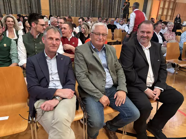 Wolfgang Ruhri (Raiffeisenbank Süd-Weststeiermark), Bürgermeister Johann Posch und Hartmut Kleindienst (AMS Deutschlandsberg) beim Event. | Foto: Löschnig