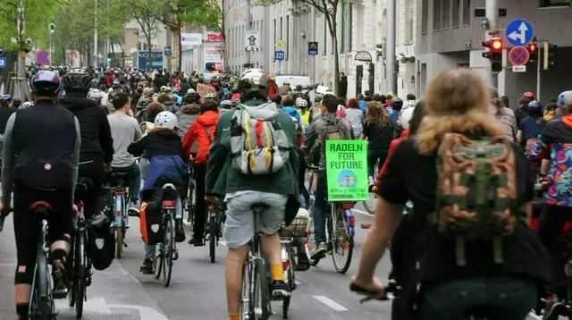 Unter dem Motto "Radschnellweg jetzt!" laden die Initiativen "Radeln For Future" und "Parents For Future" am Freitag zum dritten "Gürtel Bike Ride". Foto: Gürtel Bike Ride 2022. (Archiv) | Foto: Radeln For Future/Tom Poe Photography“