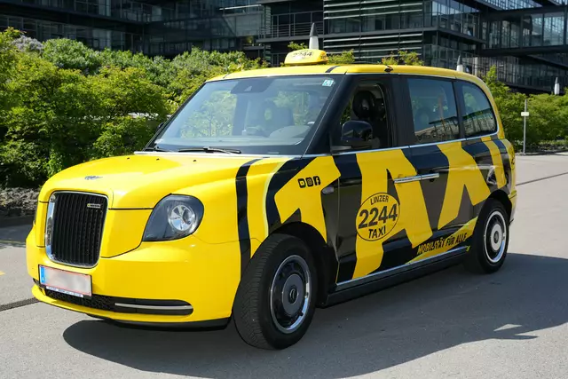 Für das rollstuhltaugliche Taxi werden Fahrer gesucht – auch Neueinsteiger können sich bewerben.   | Foto: Taxi 2244