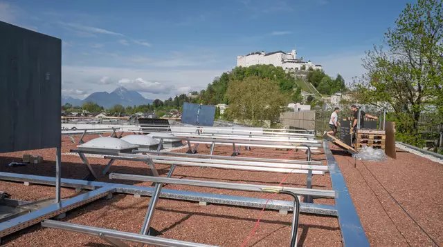 Bis zu 30.000 Kilowattstunden Strom können zukünftig pro Jahr durch die Photovoltaikanlage erzeugt werden. | Foto: Stadt Salzburg/Alexander Killer