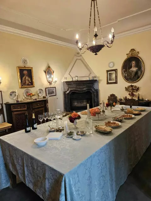 Kulturfahrt zu "Kunst der Meister": 1. Station: Villa Pace in Tapogliano - der Speisesalon - für uns der Degustationsraum für die vorzüglichen Perusini-Weine!