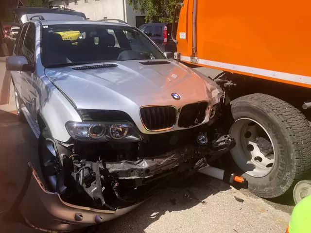 In der Grazer Straße touchierte am 29. April ein Pkw eine Kehrmaschine | Foto: Feuerwache Reiterndorf