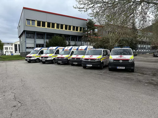 Sechs Fahrzeuge des Roten Kreuzes kamen zum Einsatz. | Foto: Rotes Kreuz Lütgendorf
