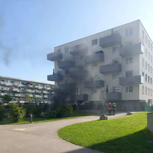 Der Brand brach in einer Tiefgarage aus und führte zu einer starken Rauchentwicklung. | Foto: Berufsfeuerwehr Linz