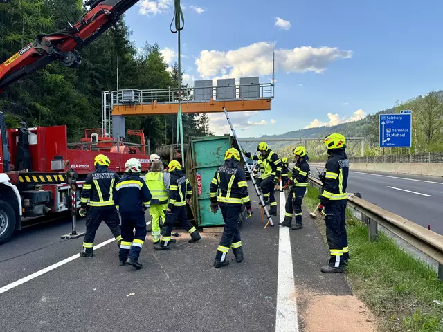 Mehrere Feuerwehren und ein Kranfahrzeug waren bei den Aufräumarbeiten im Einsatz. | Foto: FF Madstein Stadlhof
