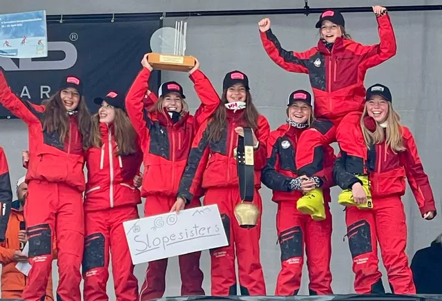 So sehen Siegerinnen aus: Die "Slopesisters" aus Ramsau am Dachstein krönten sich zum Europameister im Formation-Skifahren. | Foto: Slopesisters