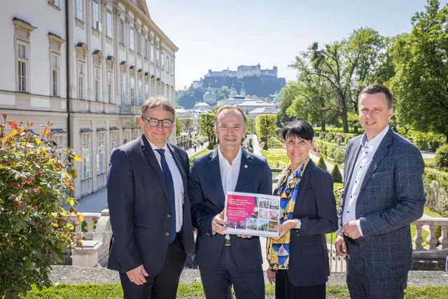 "Vision Salzburg 2040" denkt Tourismus in der Stadt Salzburg neu. Fokus mehr auf Qualität. Im Bild (v.l.): Rainer Heneis (Geschäftsführer Stiftung Mozarteum), Bürgermeister Bernhard Auinger, Beate Kassner (GF Tourismus Salzburg GmbH) und Fachbegleiter Peter Kowalsky (GF Projekt M). | Foto: Stadt Salzburg / wildbild / Freund