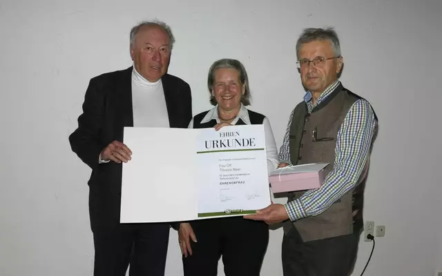 Bezirksobmann Wilhelm Auzinger, Ehrenobfrau Resi Maier und Obmann Hubert Asamer (v.l.). | Foto: Seniorenbund Vöcklamarkt-Pfaffing 