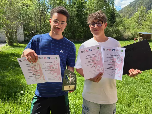 Luis und Leandro freuen sich über ihren Sieg bei den PTS Skills Tirol 2025. Sie werden unser Bundesland beim Bundeswettbewerb in Wien vertreten. 