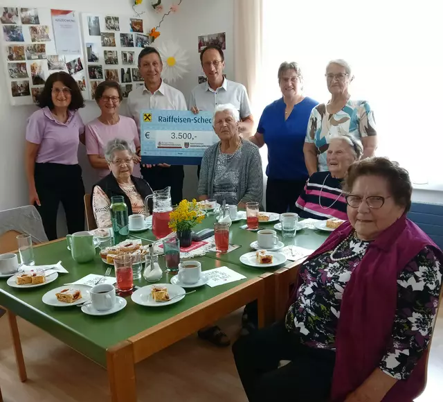Die Seniorinnen freuten sich sehr über die Spende. | Foto: Gemeinde Niederwaldkirchen